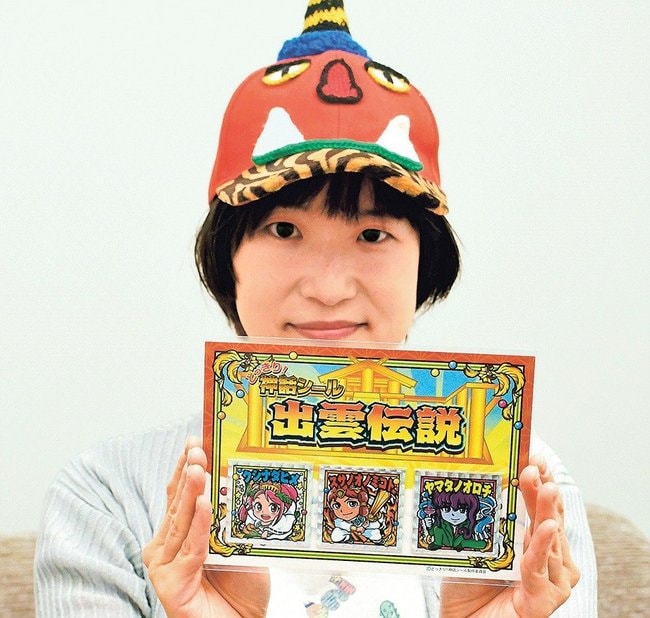 「どっきり！神話シール　出雲伝説」を手にするさくらいみかさん＝松江市内
