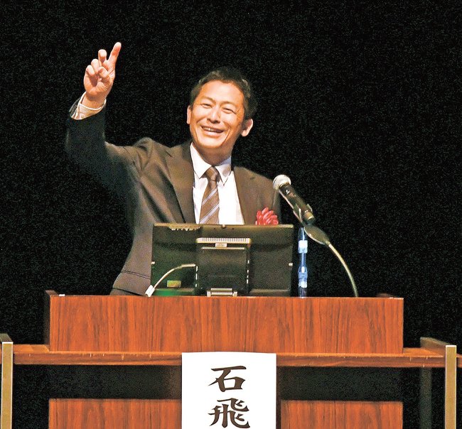 甲子園での戦いを振り返り、講演する石飛文太監督＝出雲市駅南町１丁目、ビッグハート出雲