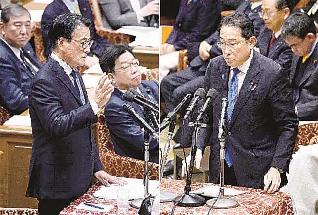 衆院予算委で質問する立憲民主党の岡田克也幹事長(左)と答弁する岸田文雄首相=5日