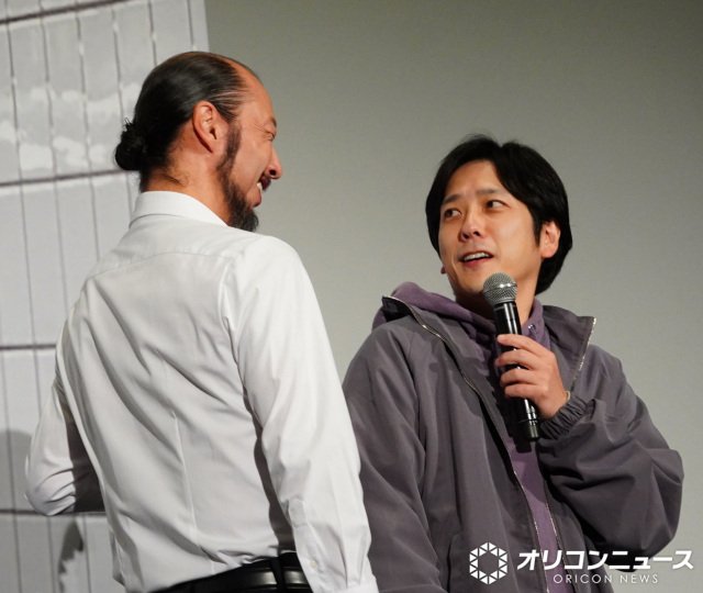 二宮和也、初めて『8番出口』役衣装で“歩く男”と登壇 シーン再現「裏で