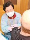 住民にワクチンを接種する三原愛子さん＝島根県飯南町野萱、町来島拠点複合施設