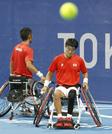 男子ダブルス２回戦　ポイントを奪われ肩を落とす荒井（左）、三木組＝有明テニスの森公園