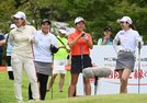 スタート前に談笑する選手＝大山平原ゴルフクラブ