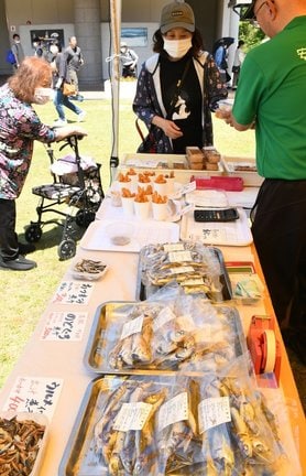 山根忠治商店のブースで商品を買い求める来場者＝広島県三次市東酒屋町、広島三次ワイナリー