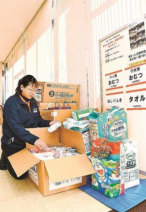 集まった支援物資を整理する藤原紘子駅長＝島根県奥出雲町八川、道の駅・奥出雲おろちループ