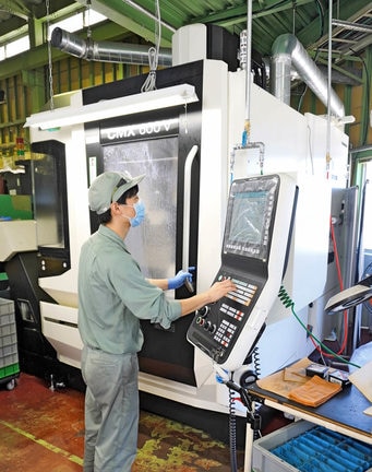 ＥＶ用電池の製造設備の部品加工のために導入したマシニングセンター＝安来市恵乃島町、ナカサ