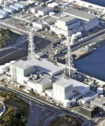 廃炉作業を延期する中国電力島根原発１号機（右手前）。左が２号機、奥が３号機＝松江市鹿島町片句