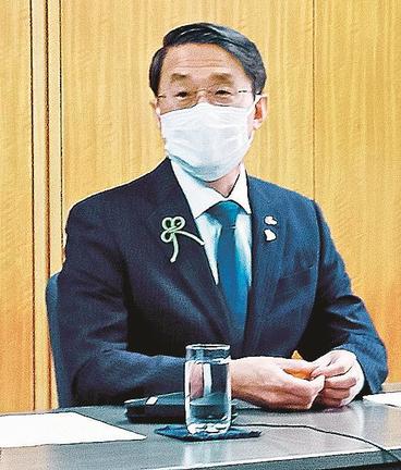 会議後の取材で、早急な学校対策を米子市に求める平井伸治知事＝鳥取市東町１丁目、県庁