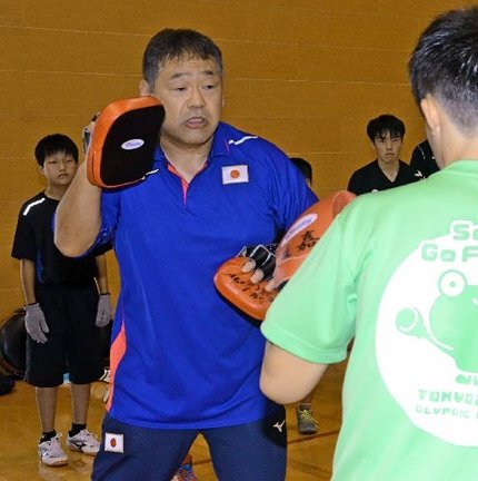 ボクシングの指導をする伊田武志会長（中央）＝松江市学園南１丁目、市総合体育館