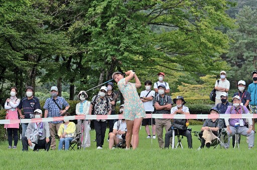 観客が見守る中、ティーショットを放つ選手=鳥取県伯耆町丸山、大山平原ゴルフクラブ