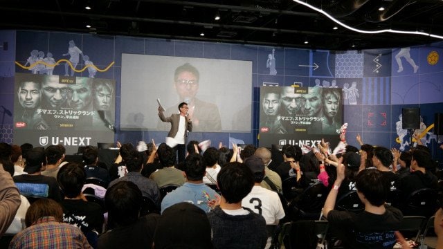 試合開始直前の会場 MCはお笑いコンビ・チュートリアル福田充徳 (C)ORICON NewS inc.