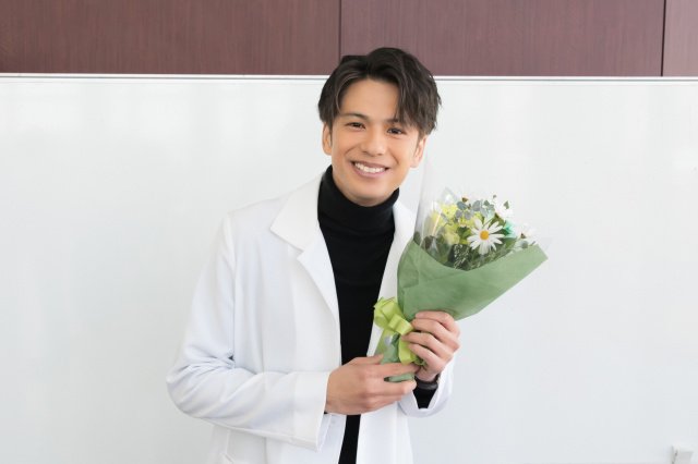 クランクアップを迎えた森崎ウィン (C)フジテレビ