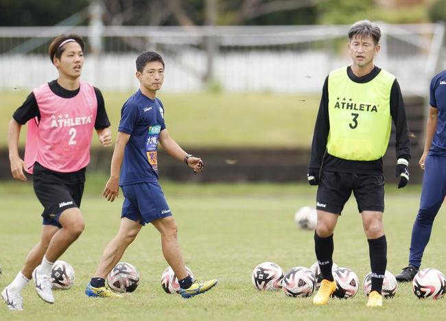 新加入の三浦知良選手（右）らの練習を見守るアトレチコ鈴鹿の朴康造監督（中央）＝２日、津市