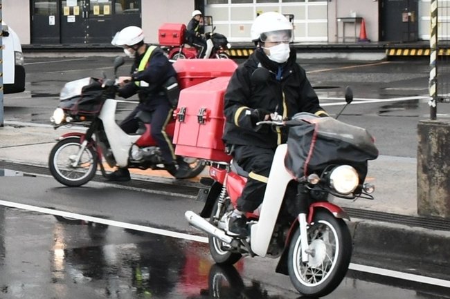 年賀状の配達に出発する配達員＝松江市東朝日町、松江中央郵便局