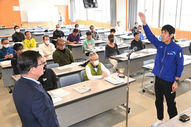 選手宣誓するホシザキの出川諄（右）＝松江市東津田町、いきいきプラザ島根
