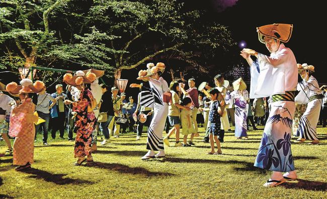 「こだいぢ踊り」を披露する踊り手ら＝鳥取県江府町江尾、上の段広場