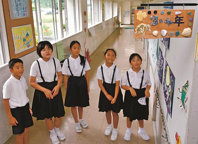 教室の出入り口に掲げられたクラスプレート＝益田市匹見町匹見、匹見小・中学校