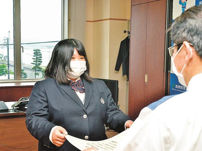 署長感謝状を受け取る松江西高の青山咲貴さん（左）＝松江市袖師町、松江署