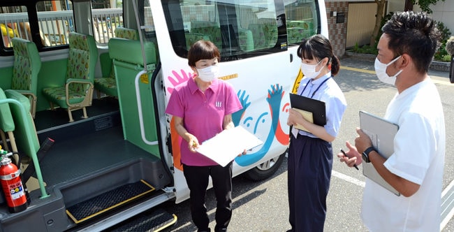久野芳枝園長（左）に送迎バスの運行体制を確認する県の担当職員＝鳥取市湖山町北３丁目、ひかりこども園