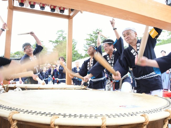 昨年の松江鼕行列で勢いよく鼕を打ち鳴らす参加者＝２０２４年１０月２０日、松江市殿町