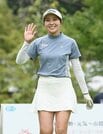 観客に手を振る井上りこ＝2日、大山平原ゴルフクラブ