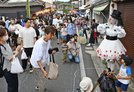 人形になりきるパフォーマンスをする大道芸人（右端）