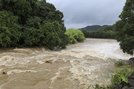 大雨の影響で増水した松江市の意宇川＝７日午前１０時１２分