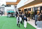 
          
開業日を翌日に控え、テナント各店を見て回る来場者＝出雲市今市町北本町４丁目、ＥＮｎｏＺＡ
        