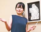 会場内で自作を解説するＳｏｕＭａさん＝広島県三次市吉舎町、美術館あーとあい・きさ
