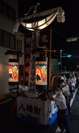 笛や太鼓に合わせて練り歩く山車＝安来市安来町