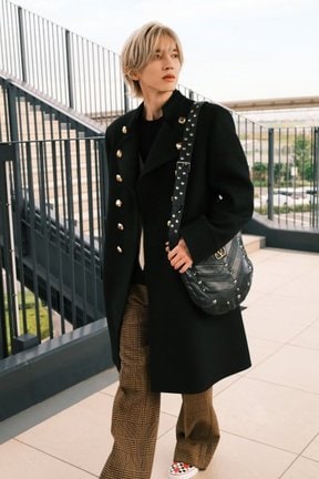 なにわ男子・道枝駿佑、ヴァレンティノまとい出国