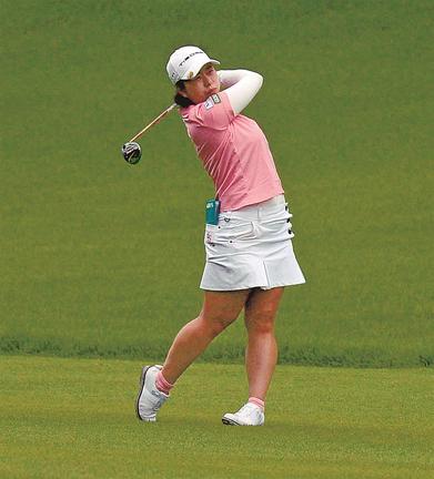 通算５アンダーで２位タイに浮上した武尾咲希＝大山平原ゴルフクラブ