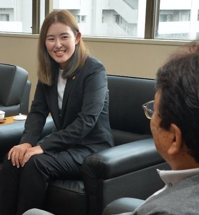 「山陰ご縁むす美レディース」への出場に意欲を示す浜崎未来選手＝松江市殿町、山陰中央新報社