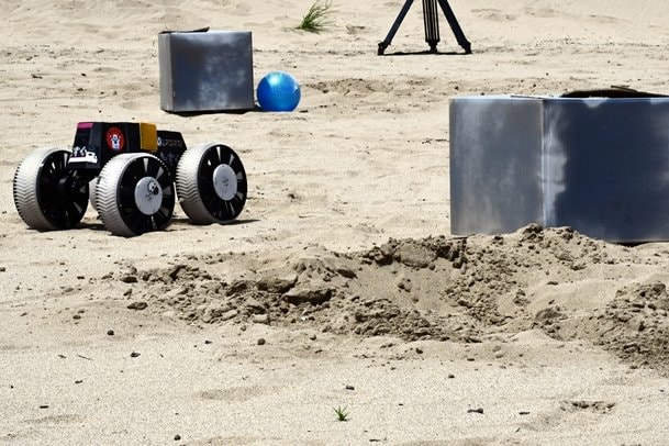 鳥取砂丘の実証フィールド内を走行し、水源に見立てたボールを捜索する小型ローバー＝鳥取市浜坂、ルナテラス