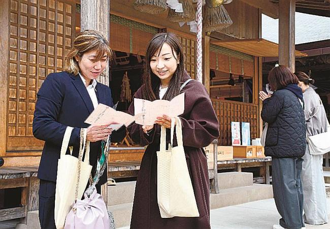 神在みくじの結果を見せ合う参拝者＝出雲市斐川町併川、万九千神社