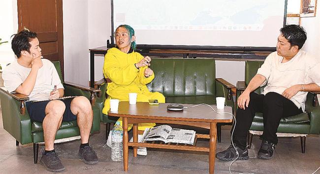 ウクライナの現状について話すＰｉｋａ中條秀人さん（中央）＝出雲市大津朝倉１丁目、ユース出雲