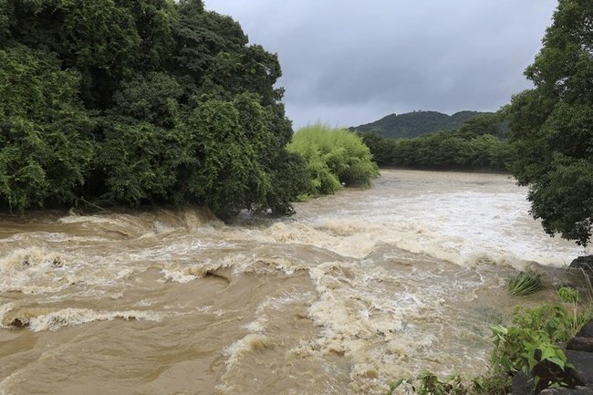 大雨の影響で増水した松江市の意宇川＝７日午前１０時１２分