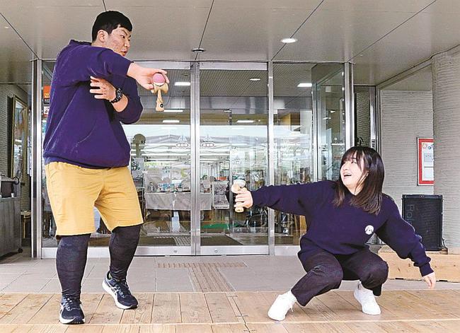 息の合ったけん玉の妙技で見る人を魅了した森欣空さん（左）と中尾美澄さん＝島根県隠岐の島町西町、町図書館