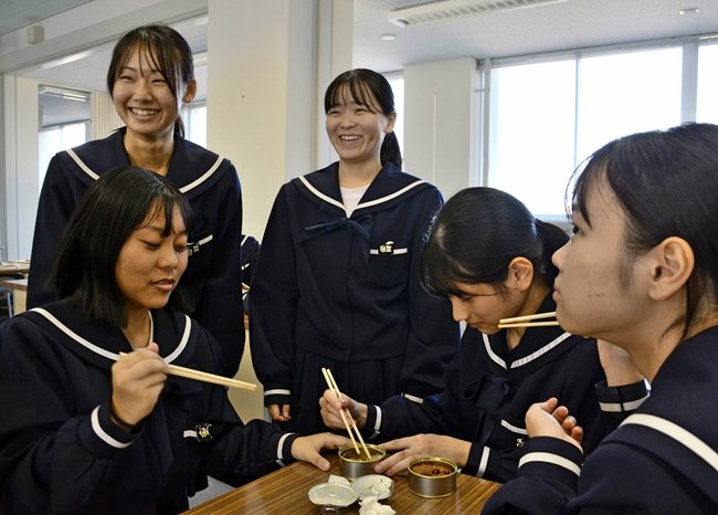 開発した魚の缶詰を試食し、感想を聞く生徒たち＝浜田市熱田町、浜田商業高校
