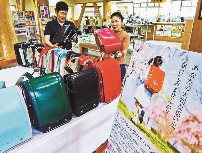 寄贈されたランドセルを整理するゾーンモド市派遣の交流支援員のノミン・エレデネさん（右）ら＝鳥取県日南町霞、町役場