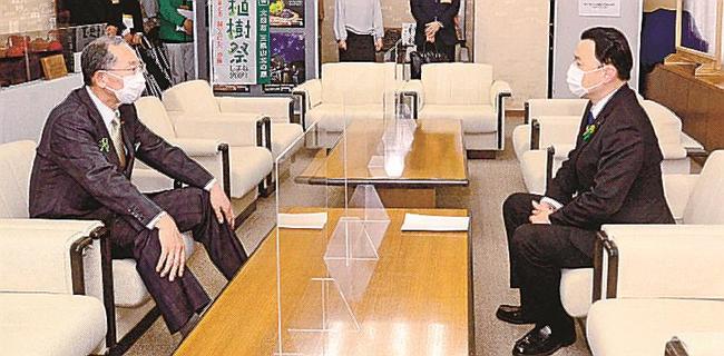 天皇皇后両陛下のご臨席が困難となったことを楫野弘和大田市長（左）に伝える丸山達也島根県知事＝同市大田町、市役所