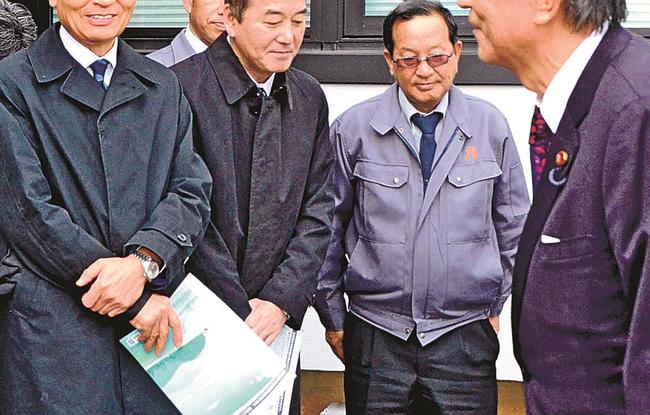 地元選挙区を歩く国会議員（右）＝２０１９年２月、松江市内