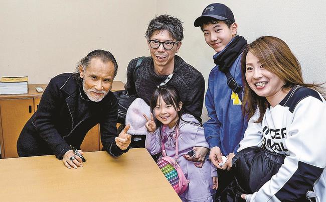 来場客と記念撮影に応じる片岡鶴太郎さん（左）＝米子市西福原２丁目、米子天満屋