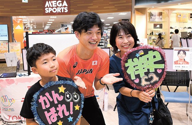来場者と写真撮影に応じる足立祥史選手（中央）＝出雲市渡橋町、イオンモール出雲