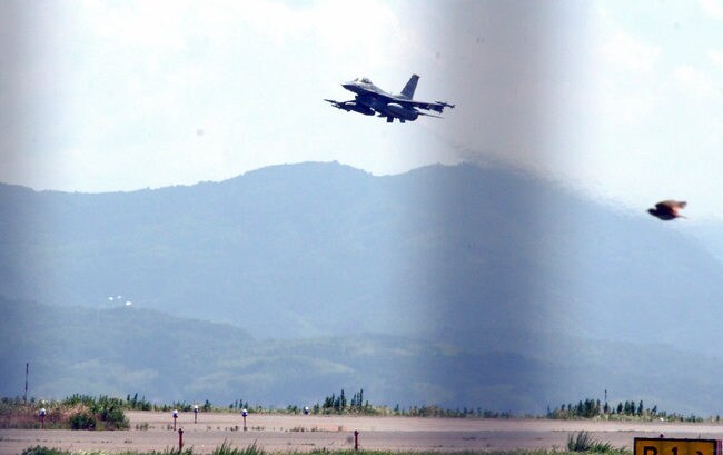 美保基地から飛び立つ米軍機とみられる航空機＝境港市佐斐神町