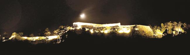 月とともに夜空に浮かび上がった津和野城趾＝島根県津和野町後田、津和野城趾