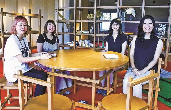 シェアオフィスに入居する異業種の人たちと歓談する奥田華代さん（右から２人目）と同僚の棚橋志穂さん（右端）ら＝和歌山県白浜町