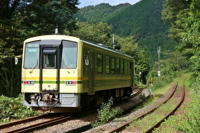 三段式スイッチバックを行くＪＲ木次線の普通列車＝島根県奥出雲町八川（資料）