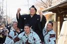 大関昇進の伝達式後、笑顔を見せる琴ノ若（上）＝1月31日、千葉県松戸市の佐渡ケ嶽部屋前（代表撮影）