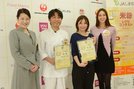 最優秀賞に選ばれた河津悌二さん（左から２人目）と板垣あゆみさん（同３人目）＝松江市伊勢宮町、松江栄養調理製菓専門学校